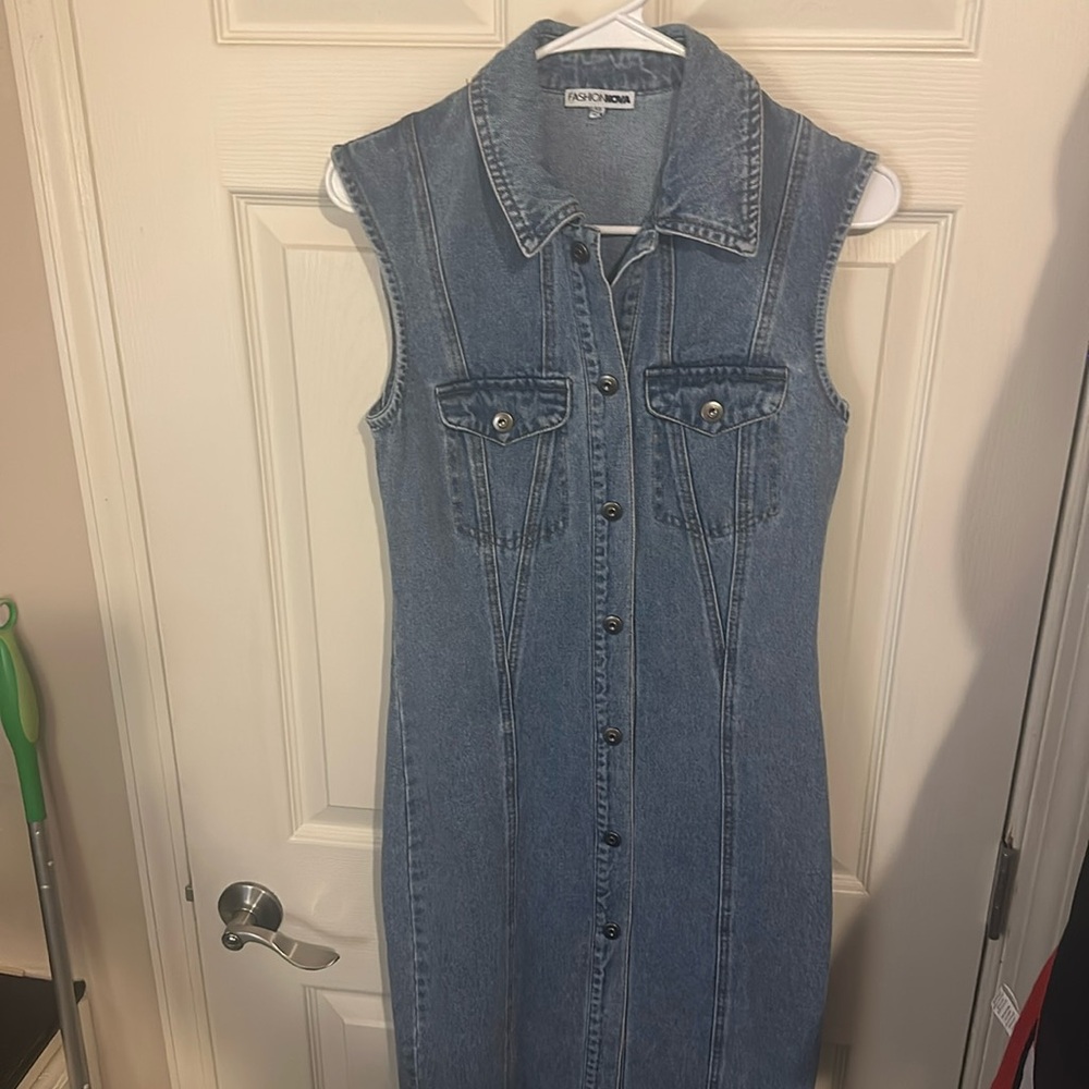 Fashion Nova XS long Jean dress with‎ snap buttons.
